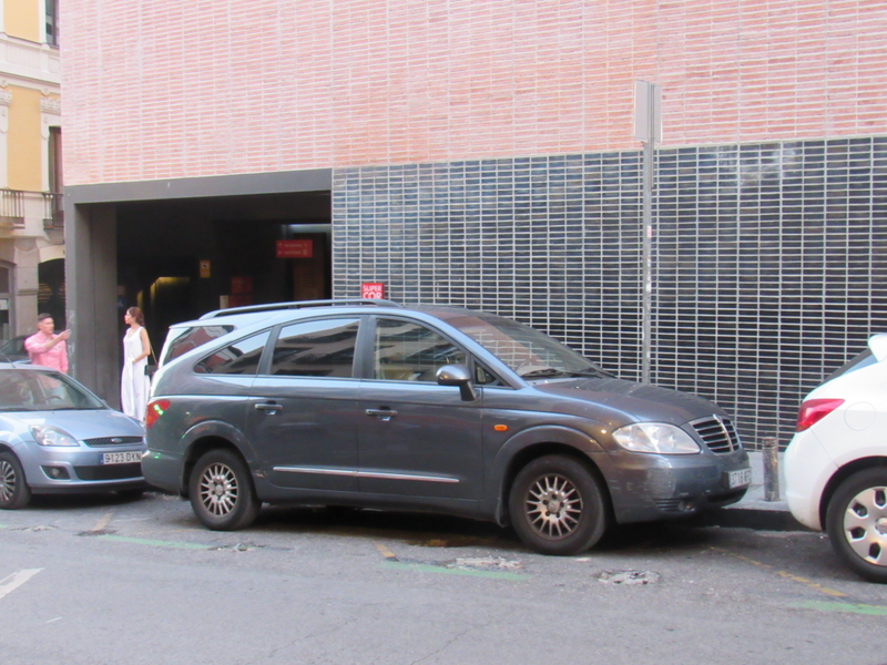 SSANGYONG RODIUS!!! I love this big thing, even if it is one of the most poorly-styled cars ever.